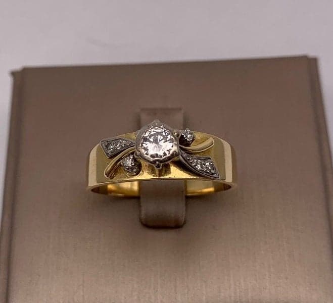 18ct Yellow Gold Diamond Solitaire Ring with Shoulder Diamonds ~ $4,800!