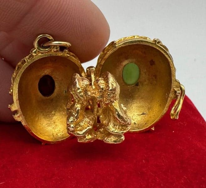 15ct Yellow Gold Garnet &amp; Jade Kissing Eskimos Opening Pendant ~ $7,500!